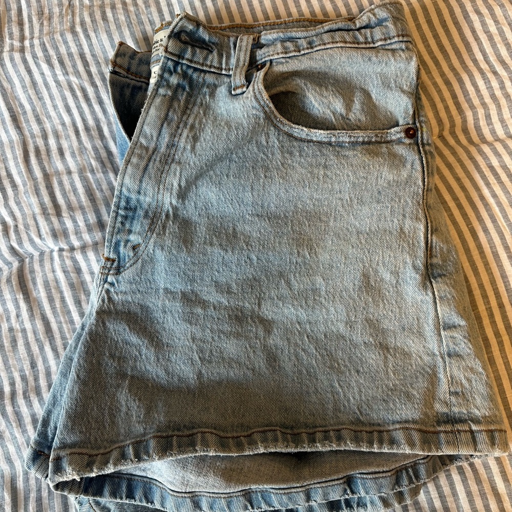 Abercrombie & Fitch 4” Mom Shorts (curve love)